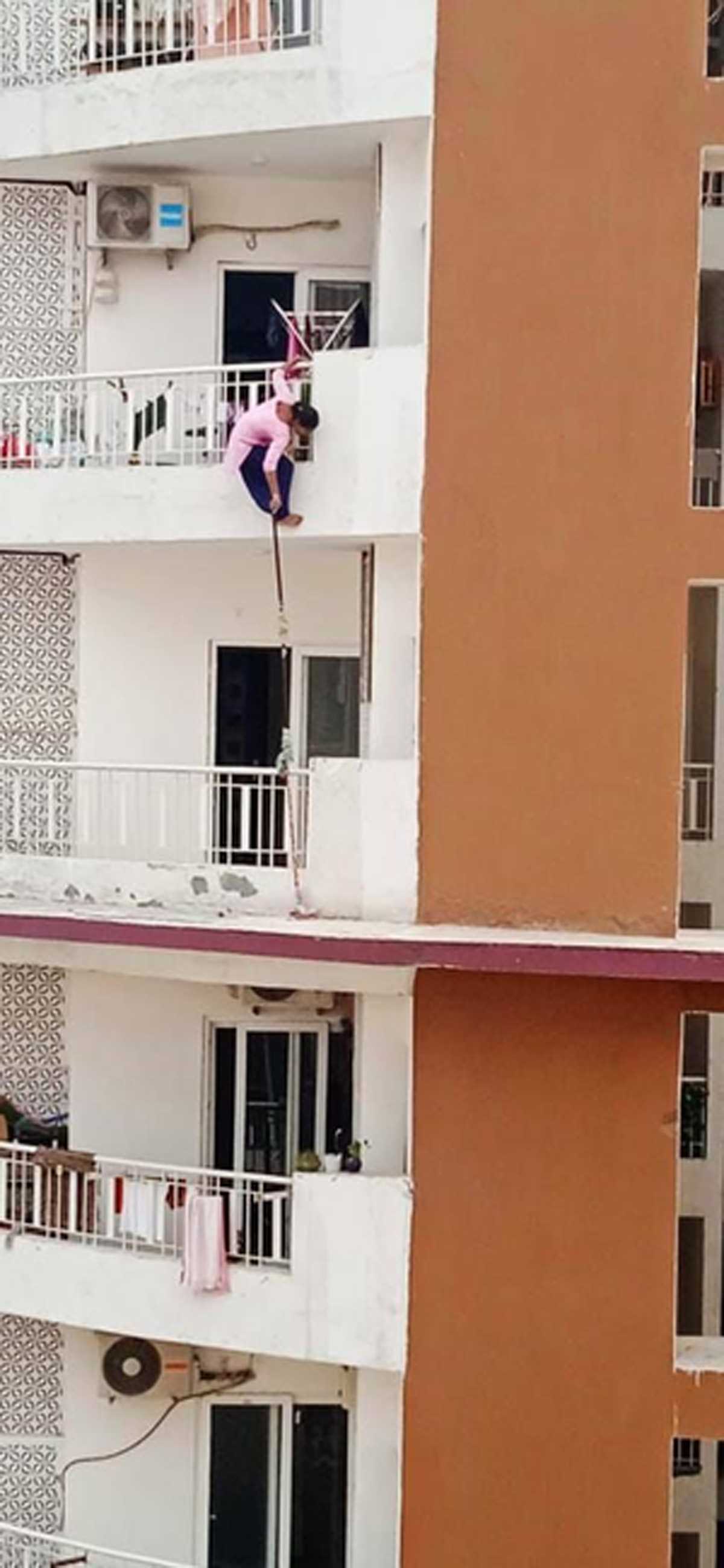 मालिक का रूमाल गिरा तो 12वीं मंजिल की बालकनी से लटकी नौकरानी, फोटो आया सामने